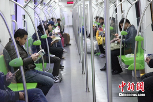 Scattering books on subway goes viral in big cities