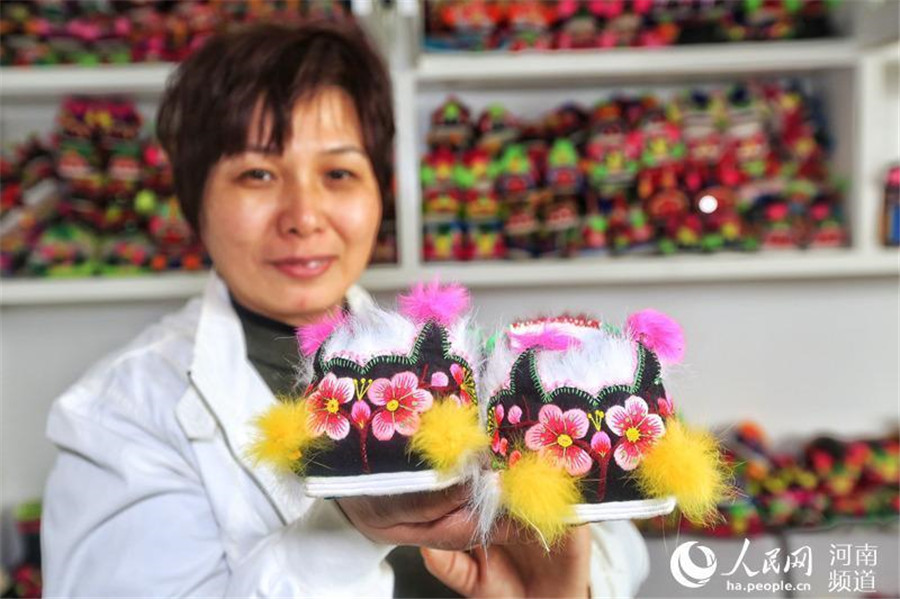 Woman collects hundreds of thousands of tiger-head shoes