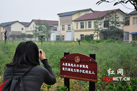 四川都江堰土地流轉(zhuǎn)試水 震區(qū)災(zāi)民全換新房(圖)