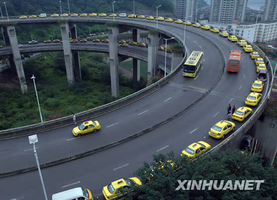 重慶出租車(chē)排千米長(zhǎng)隊(duì)加天然氣(組圖)