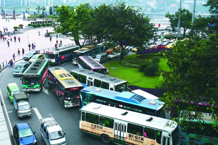 重慶正實(shí)行公交車改革 3年后區(qū)外公交不能進(jìn)解放碑