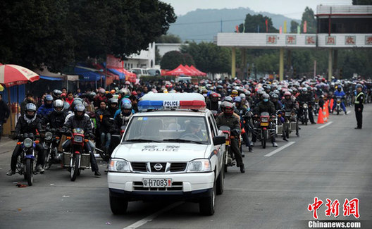 廣東“摩托大軍”返鄉(xiāng) 警車為其開道