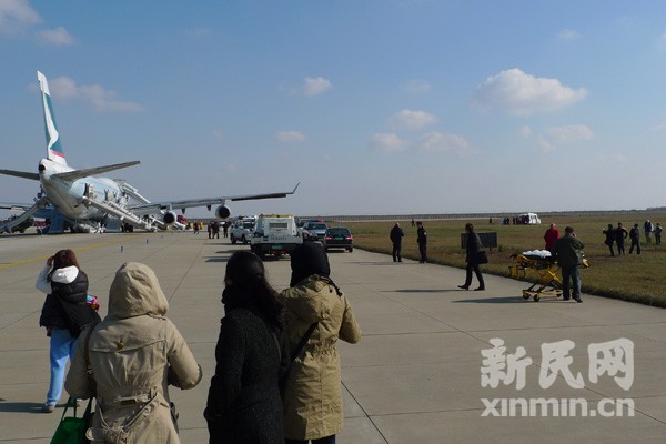 浦東機場國泰航班疑似起火 乘客緊急逃生3人傷