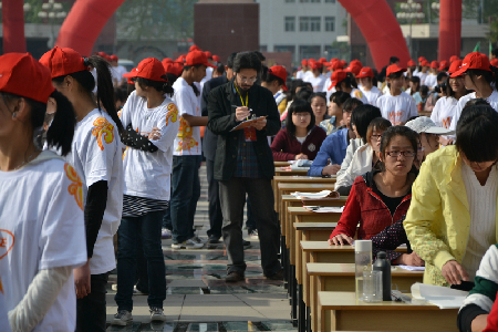 河師大：576名大學(xué)生揮毫潑墨喜迎十八大