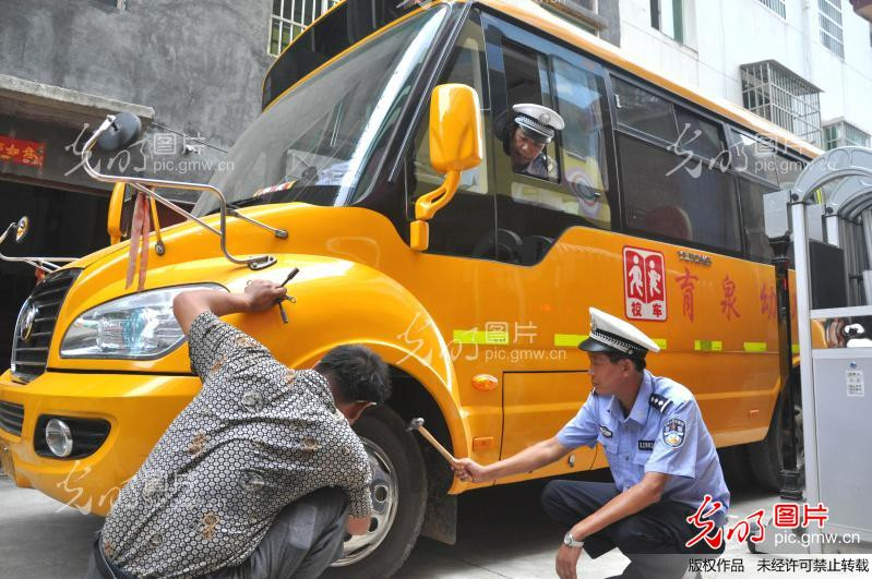 交警對(duì)校車(chē)進(jìn)行