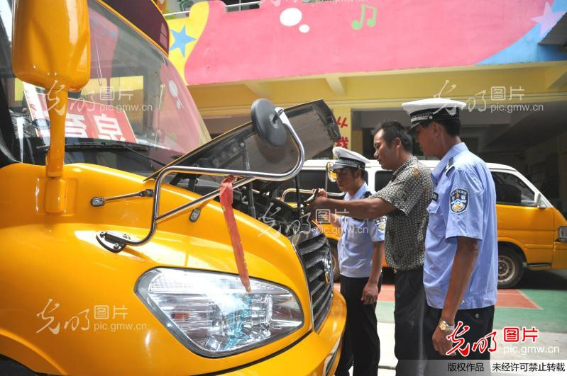 交警對校車進(jìn)行