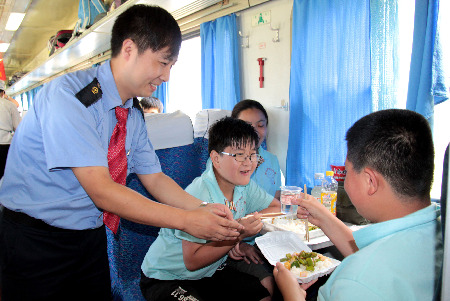 列車上的“少兒夏令營”（組照）