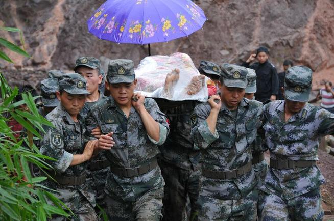 彝良地震特寫：生命的擔(dān)架