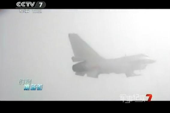 殲-10座艙蓋高空爆炸 飛行員放棄跳傘返航