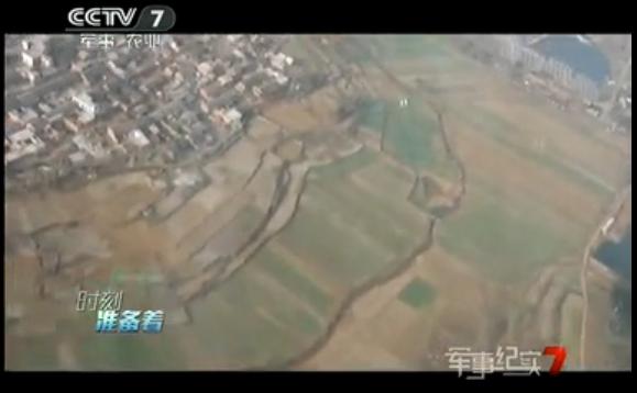 殲-10座艙蓋高空爆炸 飛行員放棄跳傘返航