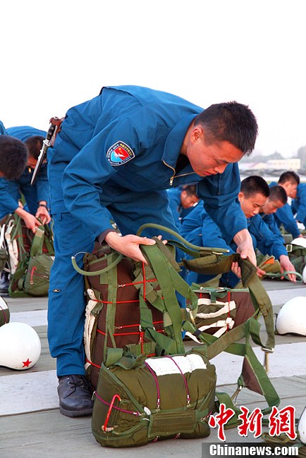 中國空軍新一批殲擊機飛行學員完成首次空中跳傘