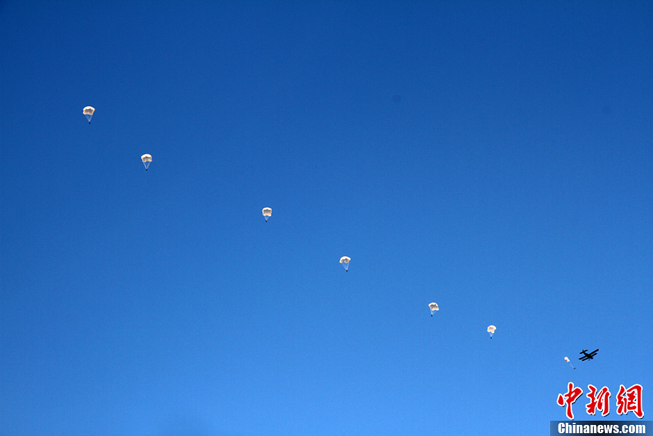 中國空軍新一批殲擊機(jī)飛行學(xué)員完成首次空中跳傘