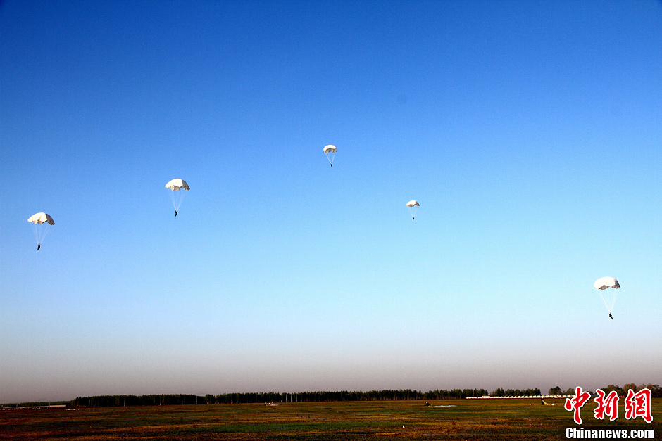 中國空軍新一批殲擊機(jī)飛行學(xué)員完成首次空中跳傘