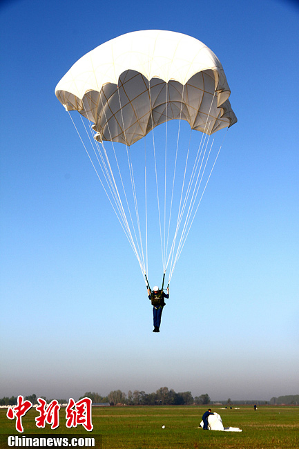 中國(guó)空軍新一批殲擊機(jī)飛行學(xué)員完成首次空中跳傘