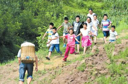 “挑夫校長” 告別講臺前 最后一次為孩子背餐