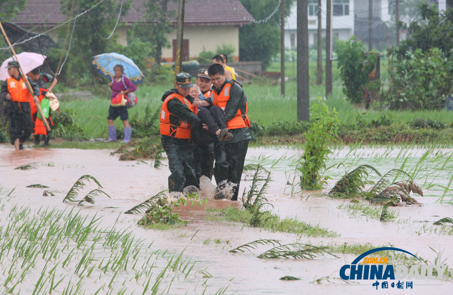 四川遂寧遭遇強(qiáng)降雨 武警官兵轉(zhuǎn)移受困群眾