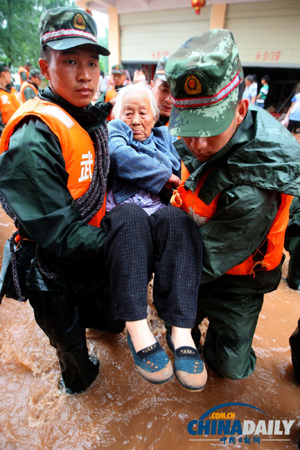 四川遂寧遭遇強降雨 武警官兵轉(zhuǎn)移受困群眾