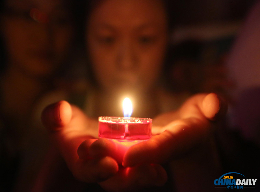 高清：湖南婁底舉行燭光祈福 祈禱甘肅定西平安