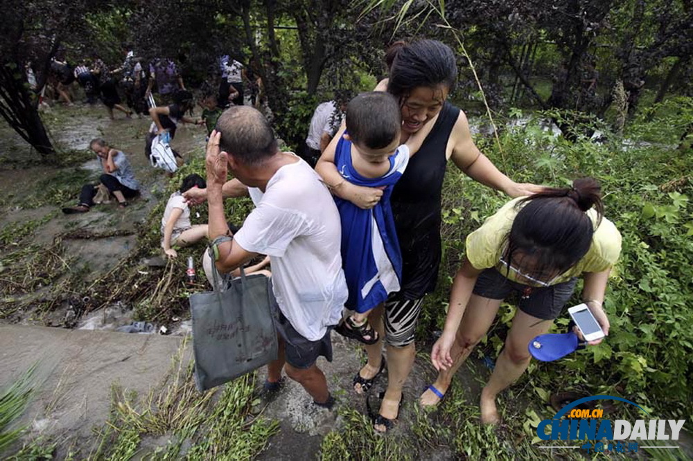 浙江海寧大潮沖下護堤