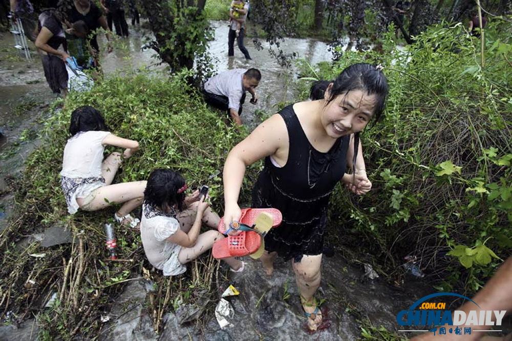 浙江海寧大潮沖下護堤