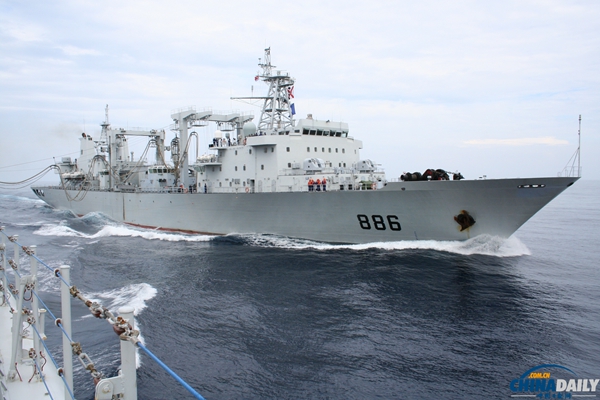 中國海軍千島湖艦開赴泰國灣 為執(zhí)行搜救馬航失聯(lián)飛機(jī)任務(wù)艦船補(bǔ)給