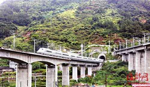 最美高鐵隱在青山綠水間 向莆鐵路穿越七大名勝景區(qū)