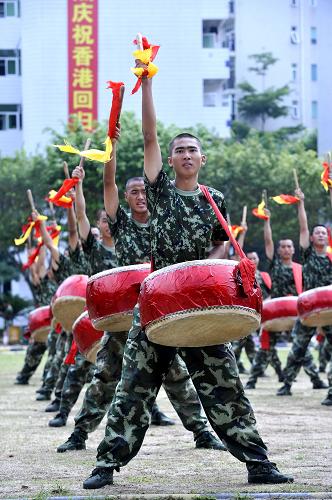 香港千人團(tuán)赴深圳邊防參訪 迎接香港回歸15周年