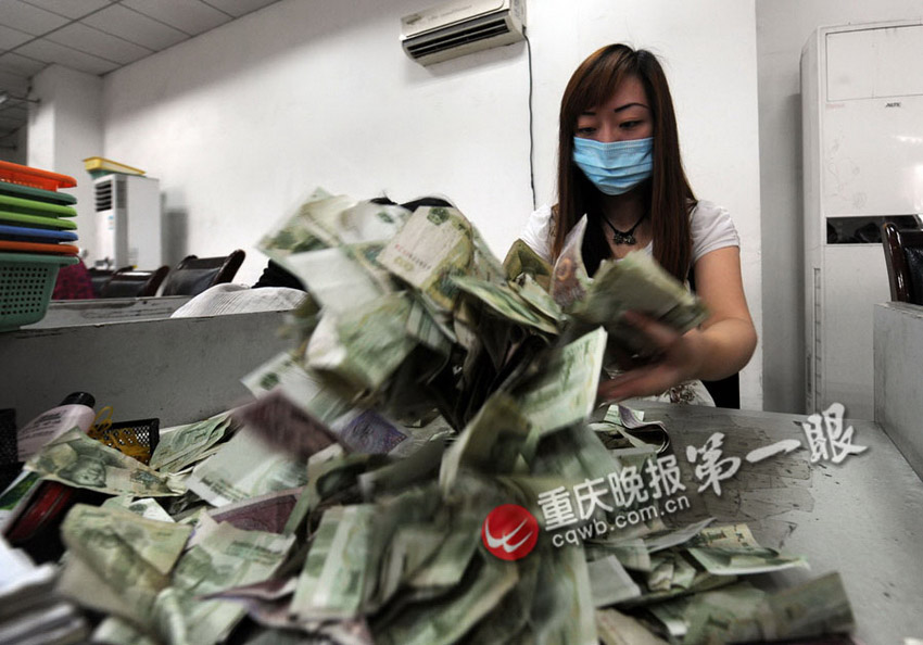 揭秘重慶點鈔女工的神秘生活 每天點鈔1.25噸