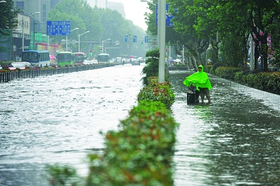 南京城遭遇特大暴雨 市民調(diào)侃汽車變潛水艇