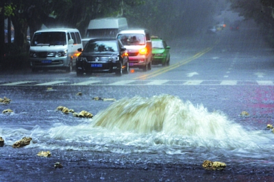 南京城遭遇特大暴雨 市民調(diào)侃汽車變潛水艇