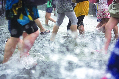 南京城遭遇特大暴雨 市民調(diào)侃汽車變潛水艇