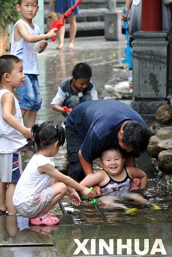 臺(tái)風(fēng)過后濟(jì)南市民重溫桑拿天