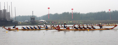 海內(nèi)外龍舟高手競逐東平湖(組圖)