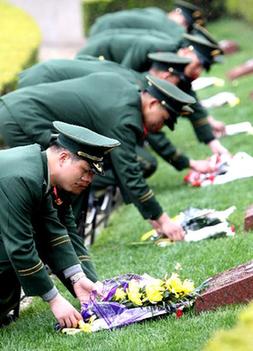 清明祭英烈忠誠鑄警魂 各地多種形式祭奠公安英烈