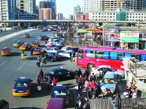 為搶車位車主無奈頻使怪招 城區(qū)停車怎一“擠”字了得