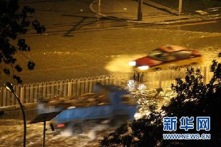 京城暴雨捧紅“POSE哥”：把雨當(dāng)海 把車當(dāng)船(圖)