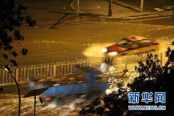 北京再次迎來強(qiáng)降雨 部分城區(qū)嚴(yán)重積水(組圖)