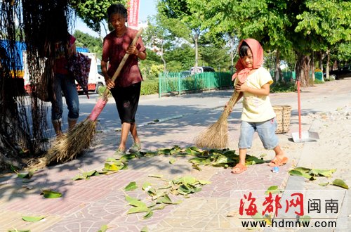 4歲女孩與奶奶掃街走紅網(wǎng)絡(luò) 萌版大S感動網(wǎng)友