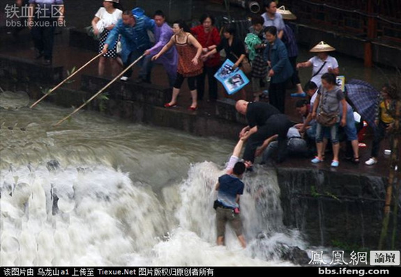 命懸一線！實拍鳳凰古城暴雨中震撼一幕