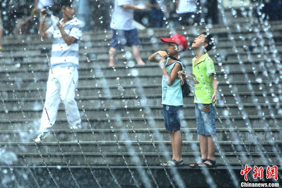 重慶氣溫最高超37℃ 街頭短褲長(zhǎng)裙“風(fēng)光好”