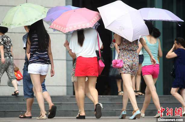 重慶氣溫最高超37℃ 街頭短褲長裙“風(fēng)光好”