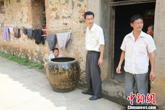 隨州發(fā)現(xiàn)古代僧人“坐化缸” 祖孫三代護(hù)缸50余年