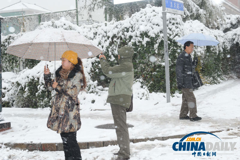 冷空氣來(lái)襲 吉林長(zhǎng)春迎下半年首場(chǎng)降雪