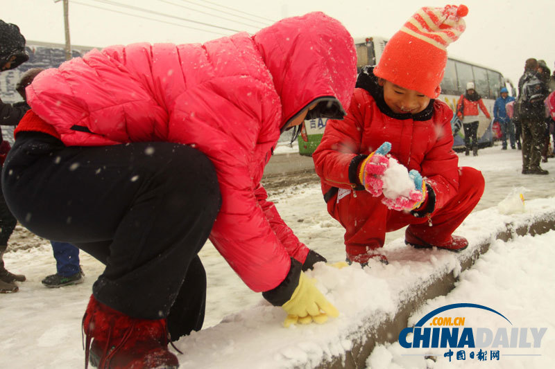 冷空氣來襲 吉林長春迎下半年首場降雪