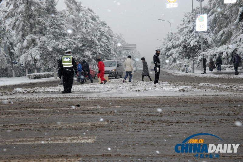 冷空氣來襲 吉林長春迎下半年首場降雪