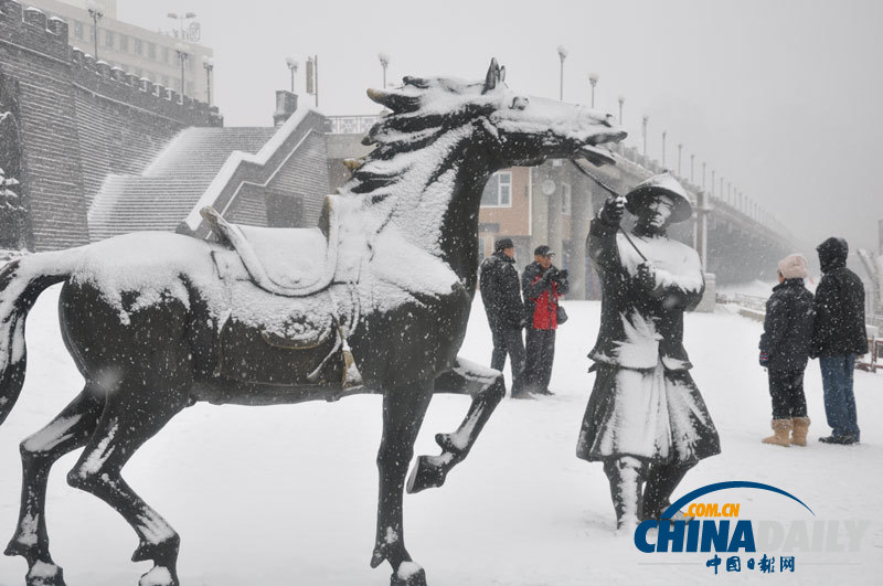 東北遭遇強降雪 中央氣象臺發(fā)布暴雪藍(lán)色預(yù)警