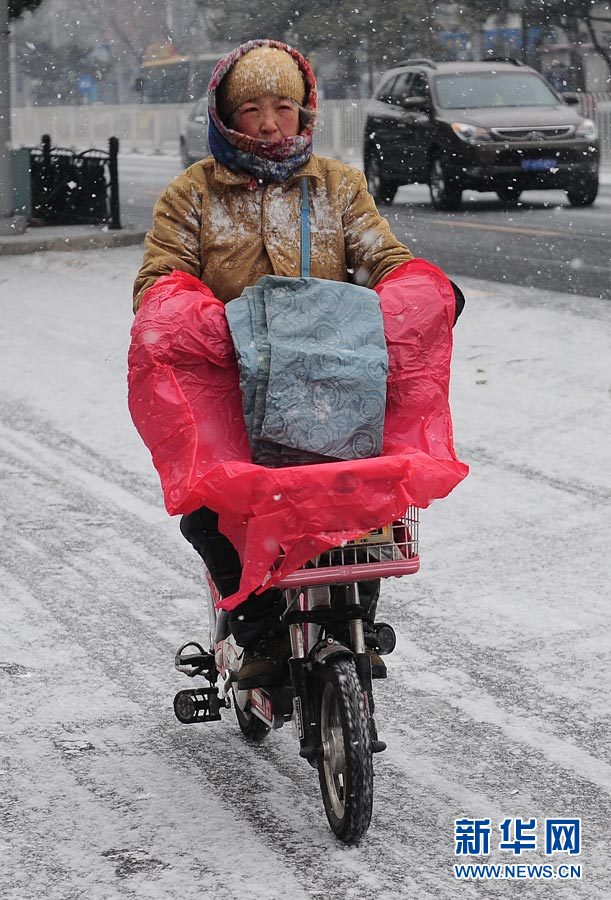 “雪花紛飛看京城”：北京大部地區(qū)迎來(lái)降雪