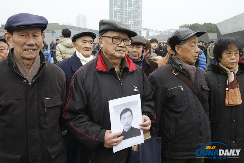 南京舉行國(guó)際和平集會(huì)悼念南京大屠殺30萬(wàn)同胞遇難75周年