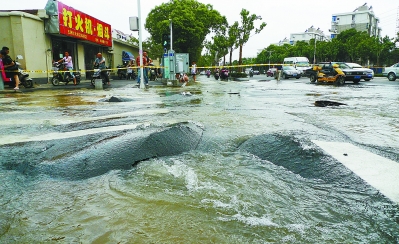 直徑700毫米水管爆裂 搶修人員3次悶水將閥門關(guān)閉