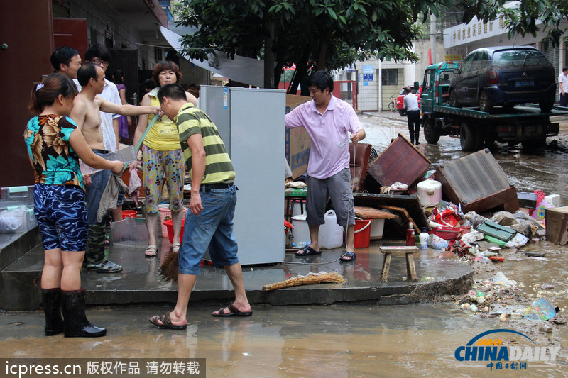 湖北鄖縣遭強(qiáng)降雨：房屋被毀雞場被淹 死雞尸體堆滿地